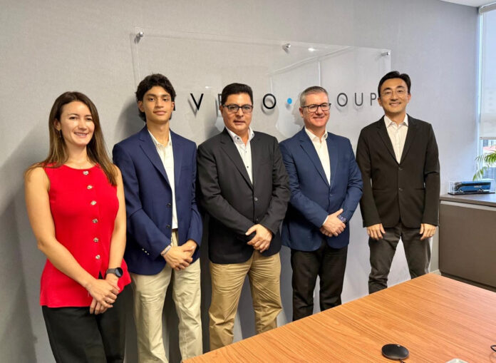 Acuerdo entre IVECO y J&A De la visita a Sete Lagoas participaron Marcio Querichelli, presidente de IVECO para América Latina; Mauricio Yamamoto, Head de la Unidad de Negocios de IVECO BUS; Luisa Carrillo, Dealer Network Development para América Latina; y representantes de J&A, reafirmando el compromiso conjunto de impulsar soluciones de transporte eficientes y sostenibles en la región